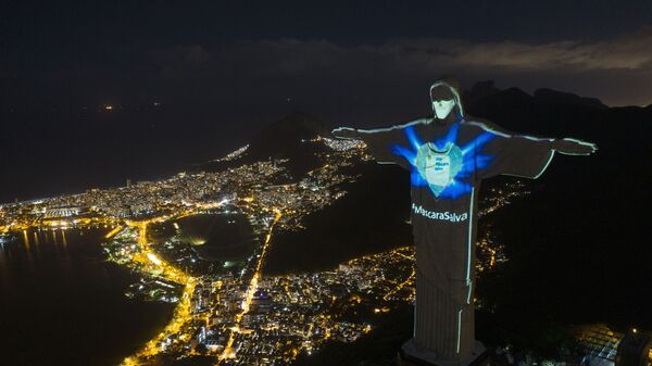 Статуя Христа-Искупителя с подсветкой в виде маски и надписью Маска спасает в Рио-де-Жанейро, Бразилия - Sputnik Afrique