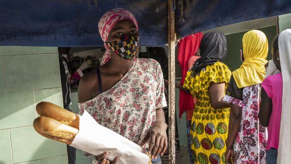 Une femme portant une masque de protéction à Dakar - Sputnik Afrique
