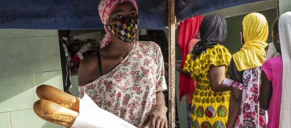 Une femme portant une masque de protéction à Dakar - Sputnik Afrique
