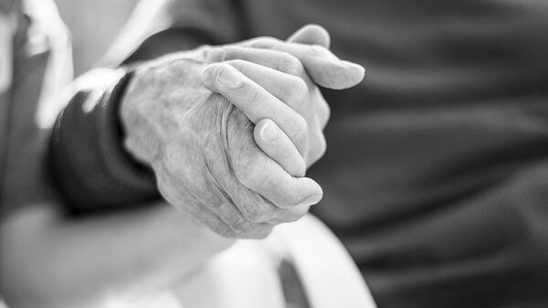 La main d'une personne âgée, image d'illustration - Sputnik Afrique