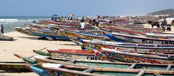 Des bateaux de pêche sont alignés sur la plage au Sénégal - Sputnik Afrique