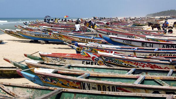 Des bateaux de pêche sont alignés sur la plage au Sénégal - Sputnik Afrique