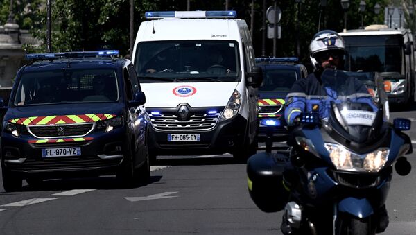 Des gendarmes escortent le véhicule qui transporte Félicien Kabuga, le 16 mai 2020. - Sputnik Afrique