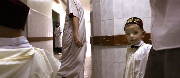 Des parents emmènent un petit garçon à l'hôpital pour sa circoncision, Alger. - Sputnik Afrique