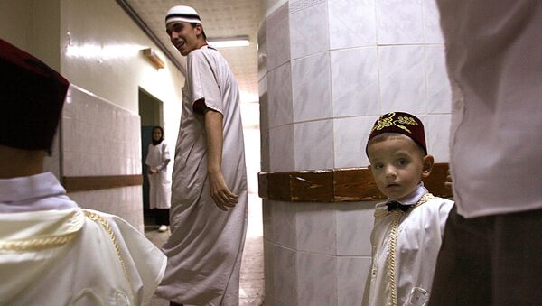 Des parents emmènent un petit garçon à l'hôpital pour sa circoncision, Alger. - Sputnik Afrique