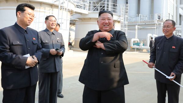 Kim Jong-un visitant une usine - Sputnik Afrique