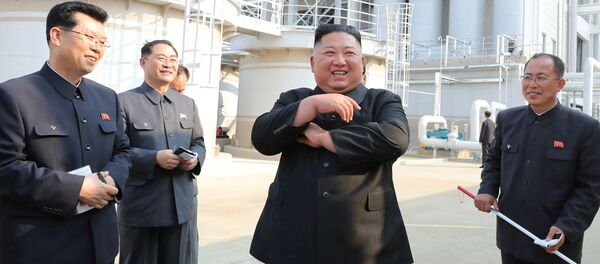 Kim Jong-un visitant une usine - Sputnik Afrique