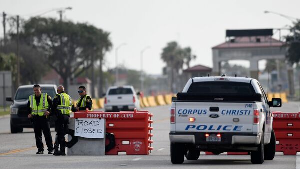 Un poste de contrôle policier après la fusillade à la base aéronavale Corpus Christi, au Texas - Sputnik Afrique