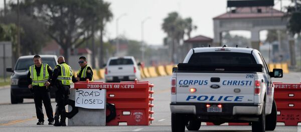 Un poste de contrôle policier après la fusillade à la base aéronavale Corpus Christi, au Texas Un poste de contrôle policier après la fusillade à la base aéronavale Corpus Christi, au Texas - Sputnik Afrique