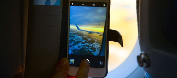 Smartphone dans l'avion - Sputnik Afrique