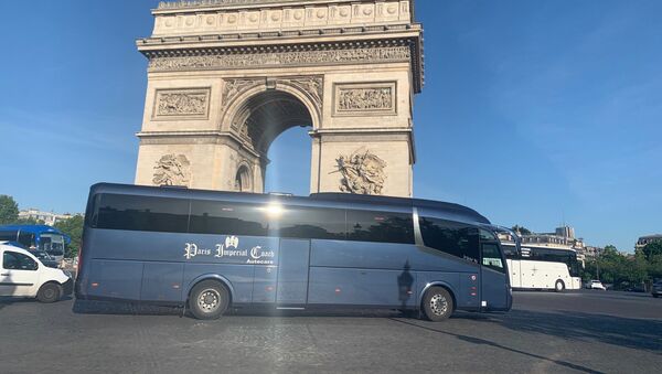 Les compagnies d’autocars franciliens ont organisé une action symbolique sur la place de l’Étoile le 25 mai - Sputnik Afrique