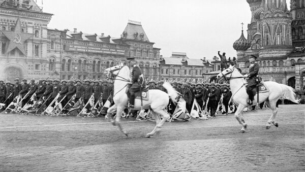 Les maréchaux Joukov et Rokossovski lors du défilé du 24 juin 1945 sur la plage Rouge à Moscou - Sputnik Afrique