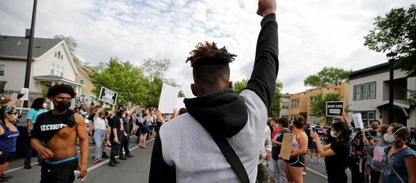 Des manifestants à Minneapolis après la mort d'un homme noir étouffé par la police (26 mai 2020) - Sputnik Afrique