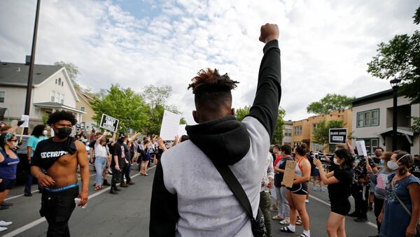 Des manifestants à Minneapolis après la mort d'un homme noir étouffé par la police (26 mai 2020) - Sputnik Afrique