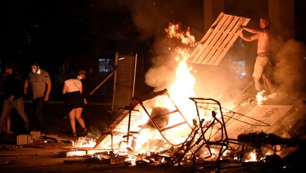 Des barricades en feu à Minneapolis le 27 mai 2020 - Sputnik Afrique