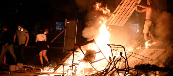 Des barricades en feu à Minneapolis le 27 mai 2020 Des barricades en feu à Minneapolis le 27 mai 2020 - Sputnik Afrique