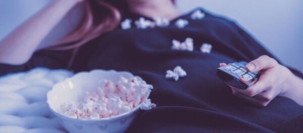 Une femme devant la télévision - Sputnik Afrique