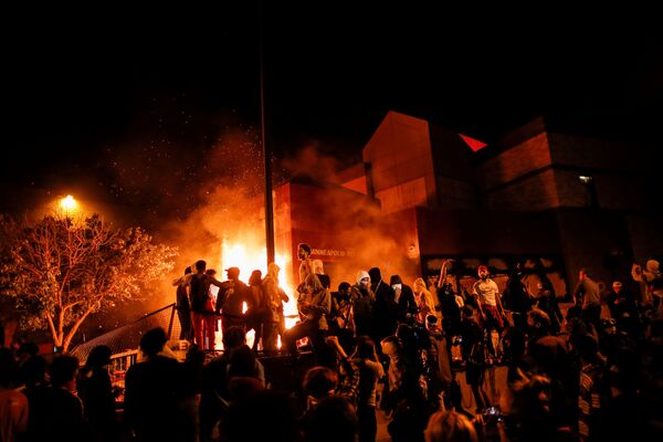Un commissariat de police incendié par des manifestants à Minneapolis

 - Sputnik Afrique