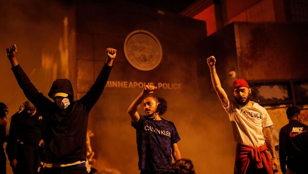 Des manifestants devant un poste de police à Minneapolis, Minnesota, États-Unis. - Sputnik Afrique