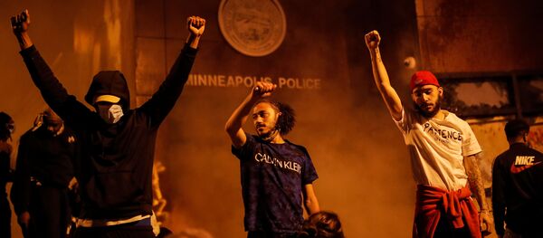 Des manifestants devant un poste de police à Minneapolis, Minnesota, États-Unis. - Sputnik Afrique