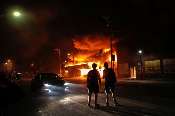 Un commissariat de police incendié par des manifestants à Minneapolis

 - Sputnik Afrique