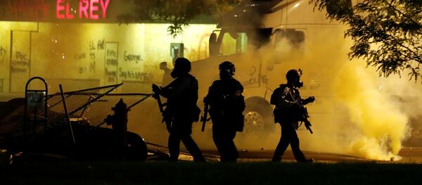 Les effectifs de police durant les manifestations après la mort de l'afro-américain George Floyd à Minneapolis, Minnesota, É-U., 29 mai 2020. - Sputnik Afrique