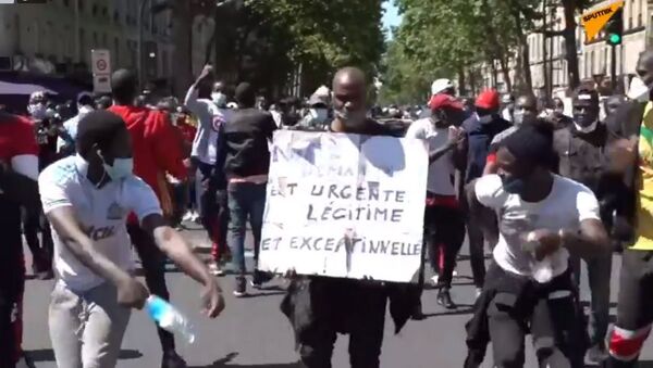 Des manifestants proréfugiés organisent une marche non autorisée à Paris - Sputnik Afrique