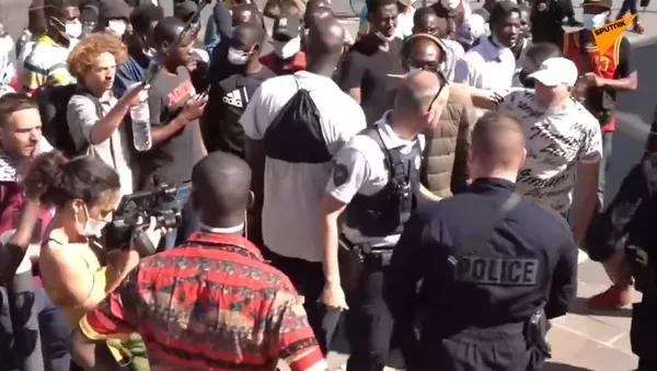Des manifestants proréfugiés organisent une marche non autorisée à Paris - Sputnik Afrique