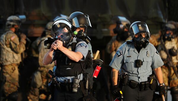 Des policiers lors des émeutes à Minneapolis, le 29 mai - Sputnik Afrique