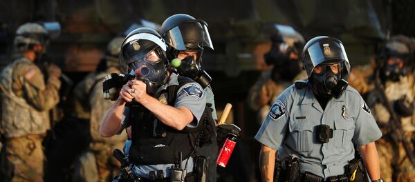 Des policiers lors des émeutes à Minneapolis, le 29 mai - Sputnik Afrique