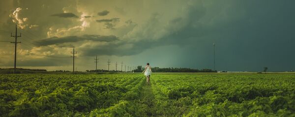 Une femme dans un champ - Sputnik Afrique