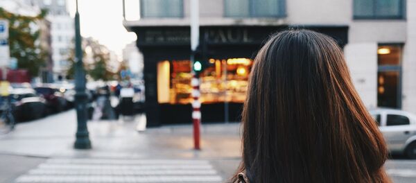 Une femme dans la rue - Sputnik Afrique
