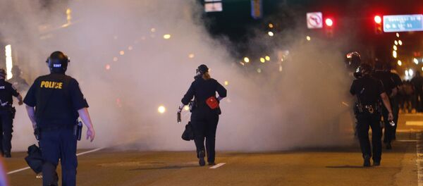 La police fait usage de gas lacrymogène lors d'une manifestation contre la mort de George Floyd (archive photo) La police fait usage de gas lacrymogène lors d'une manifestation contre la mort de George Floyd (archive photo) - Sputnik Afrique