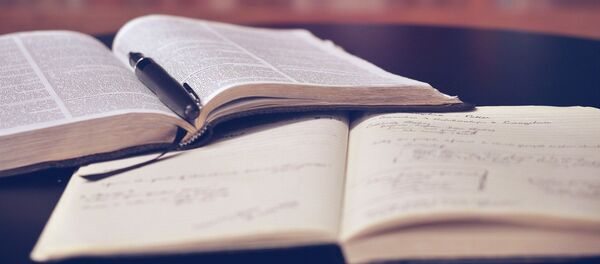 Un livre ouvert, image d'illustration - Sputnik Afrique