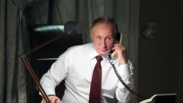 Vladimir Poutine au téléphone - Sputnik Afrique
