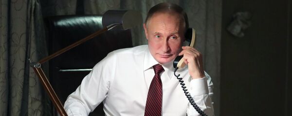 Vladimir Poutine au téléphone - Sputnik Afrique