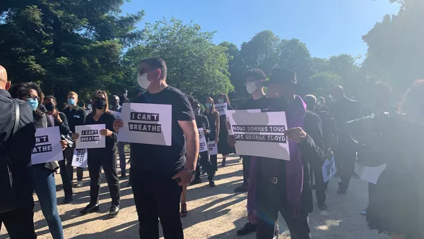 Justice pour George Floyd: une action d'hommage devant l'ambassade US à Paris - Sputnik Afrique