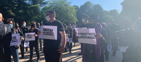 Justice pour George Floyd: une action d'hommage devant l'ambassade US à Paris - Sputnik Afrique