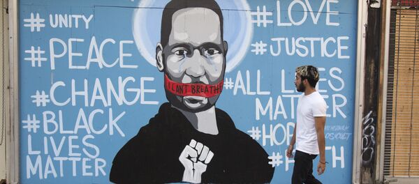 Un portrait mural de George Floyd à Los Angeles (archive photo) Un portrait mural de George Floyd à Los Angeles (archive photo) - Sputnik Afrique