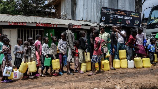Des enfants font la queue pour la distribution d'eau gratuite par le gouvernement au bidonville de Kibera à Nairobi, Kenya  - Sputnik Afrique