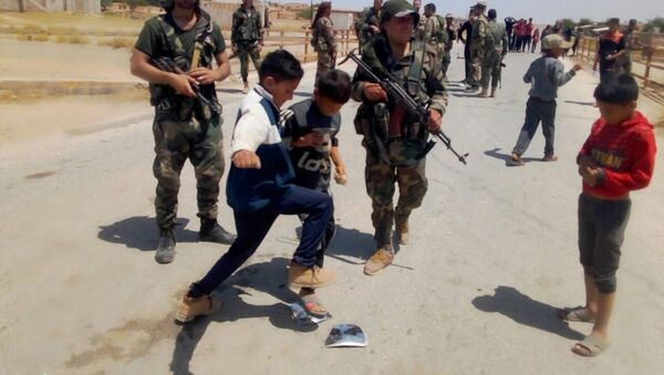 Des enfants syriens jettent des pierres sur les forces américaines, gouvernorat d'Hassaké, 2 juin 2020 - Sputnik Afrique