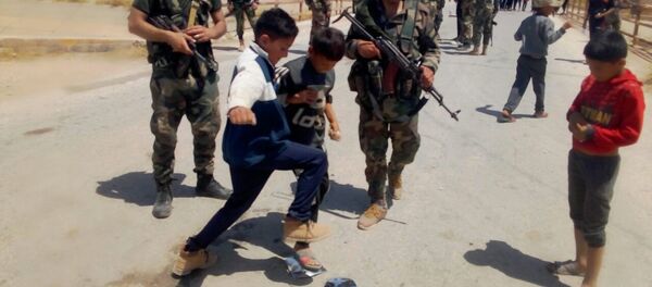 Des enfants syriens jettent des pierres sur les forces américaines, gouvernorat d'Hassaké, 2 juin 2020 Des enfants syriens jettent des pierres sur les forces américaines, gouvernorat d'Hassaké, 2 juin 2020 - Sputnik Afrique