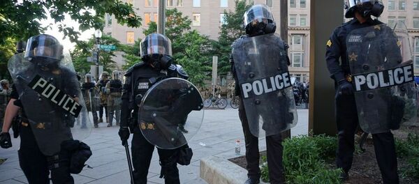 La police à Washington lors d'une action de protestation pour George Floyd, 1er juin 2020 - Sputnik Afrique