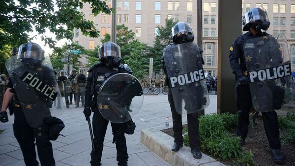 La police à Washington lors d'une action de protestation pour George Floyd, 1er juin 2020 - Sputnik Afrique