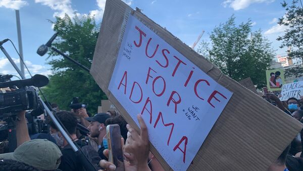 Un rassemblement devant le tribunal de Paris à l'appel du collectif de soutien à la famille d'Adama Traoré, 2 juin 2020 - Sputnik Afrique
