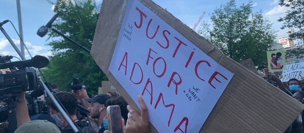 Un rassemblement devant le tribunal de Paris à l'appel du collectif de soutien à la famille d'Adama Traoré, 2 juin 2020 - Sputnik Afrique