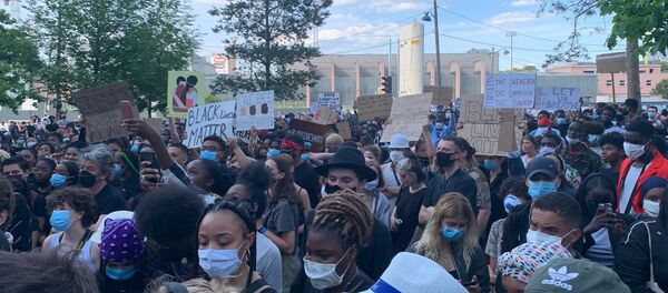 Un rassemblement devant le tribunal de Paris à l'appel du collectif de soutien à la famille d'Adama Traoré, 2 juin 2020 - Sputnik Afrique