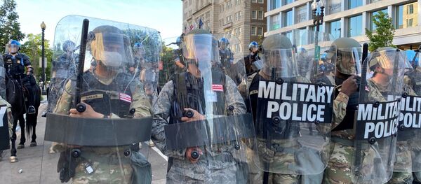 Les forces de l'ordre près de la Maison-Blanche lors des manifestations à Washington, le 1er juin. - Sputnik Afrique