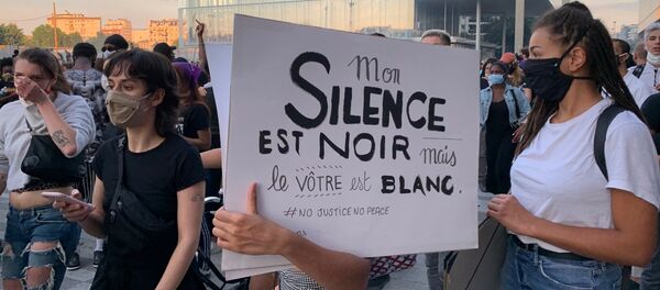 Un rassemblement devant le tribunal de Paris à l'appel du collectif de soutien à la famille d'Adama Traoré, 2 juin 2020 - Sputnik Afrique