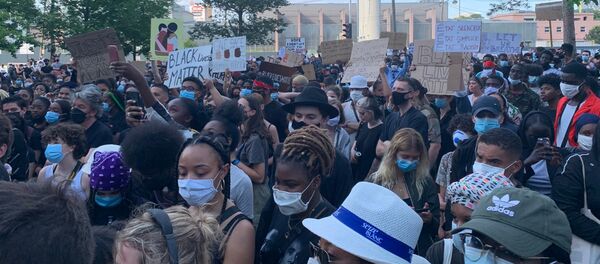 Un rassemblement devant le tribunal de Paris à l'appel du collectif de soutien à la famille d'Adama Traoré, 2 juin 2020 - Sputnik Afrique